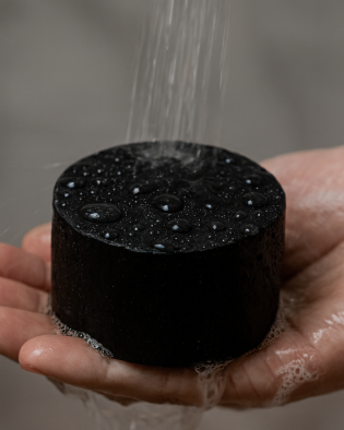 Sabonete Artesanal de Carvão Ativado – Limpeza Profunda e Purificação Natural
