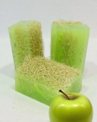 Sabonete Artesanal com Bucha Vegetal Quadrado Maçã Verde 150g – Esfoliação Natural e Aroma Refrescante