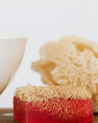 Sabonete Artesanal com Bucha Vegetal Quadrado Frutas Vermelhas 150g – Esfoliação e Perfume Natural